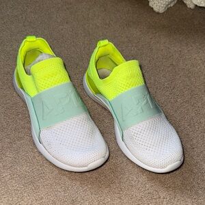 APL Techloom Bliss sneaker women’s size 5 energy peppermint white